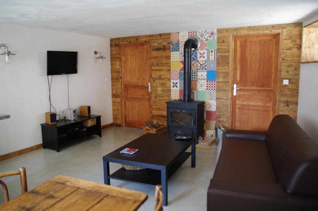 Appartement Dans Chalet De Montagne Bozel Oda fotoğraf